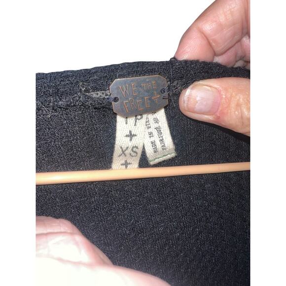 Free people oversized V-neck sweater with some whole sleeves , black size XS - Picture 3 of 5
